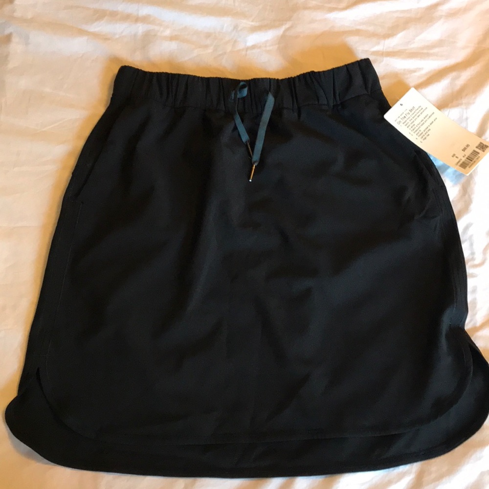 Lululemon on the fly skirt black size 8